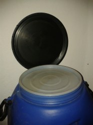 Contenedor con entretapa de seguridad